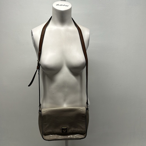 Kate Spade Kingsbury Park Randy Flap Bag Purse Crossbody Patent Leather Taupe - Picture 1 of 14